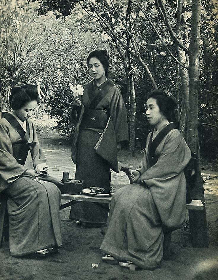 Молодые японки любуются сакурой. 1894 год.