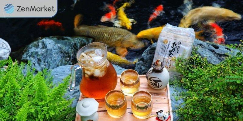 Tách trà Mugicha Nhật Bản màu vàng nâu, thơm mát vào hè