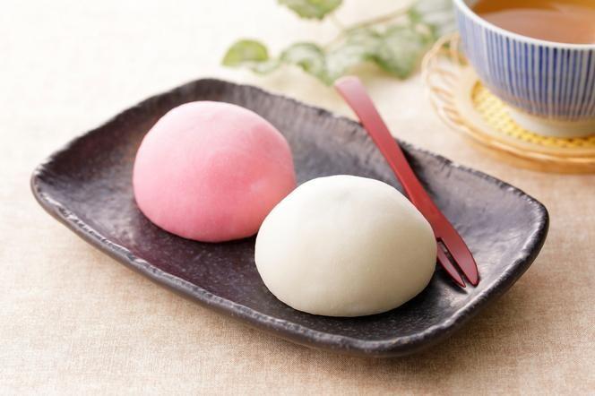 mochi servido com chá verde