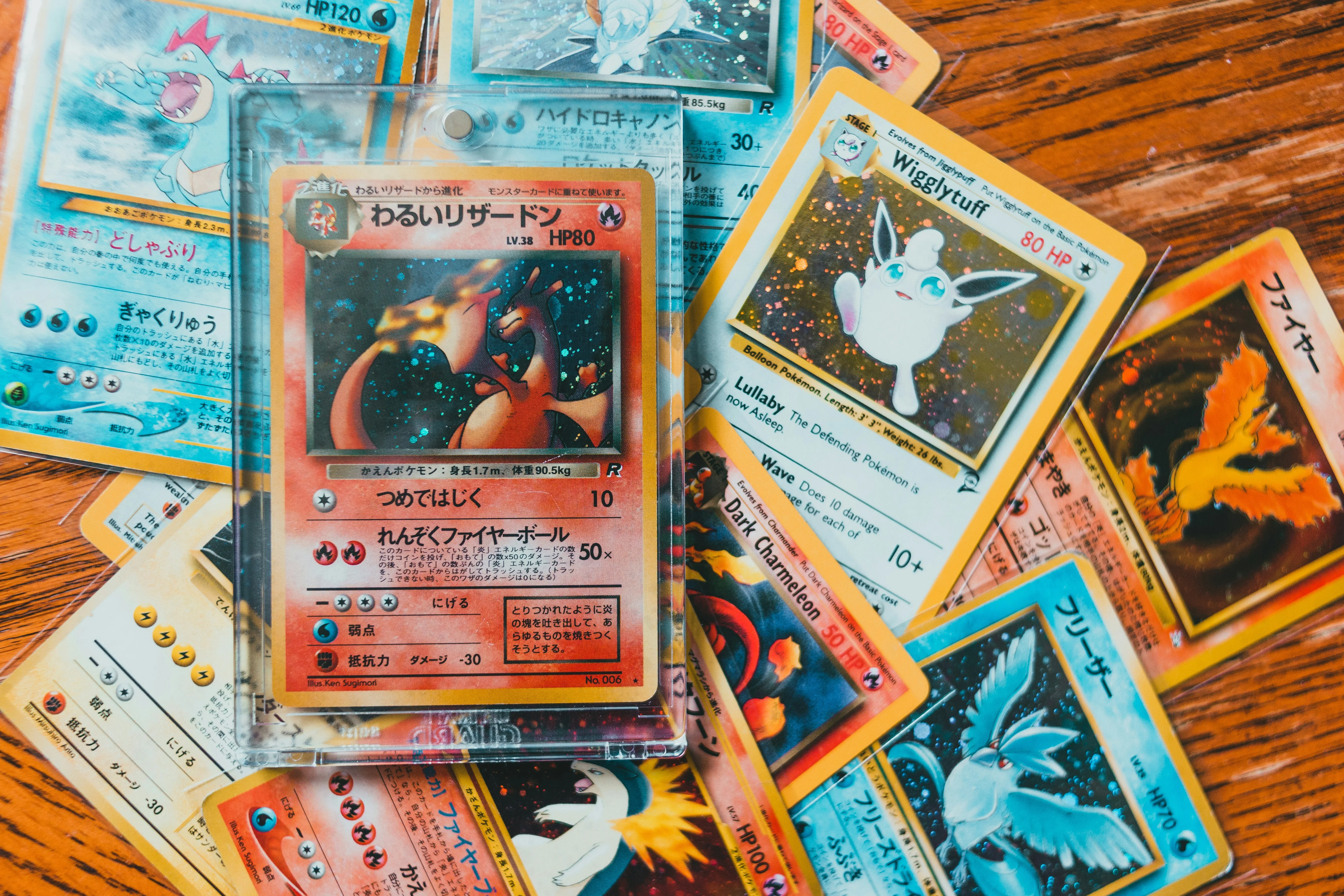 Cartas Pokémon de diferentes línguas em uma mesa