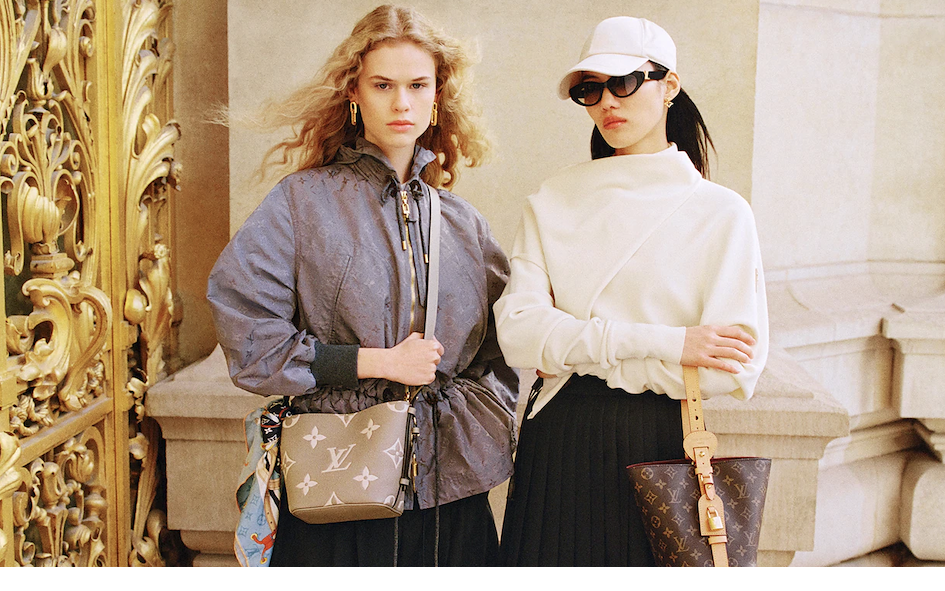 modelo usando a bolsa da louis vuitton
