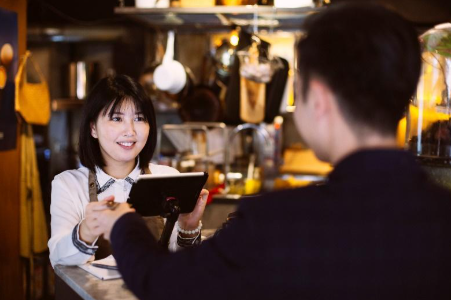 Expressing gratefulness to the customer is key in omotenashi